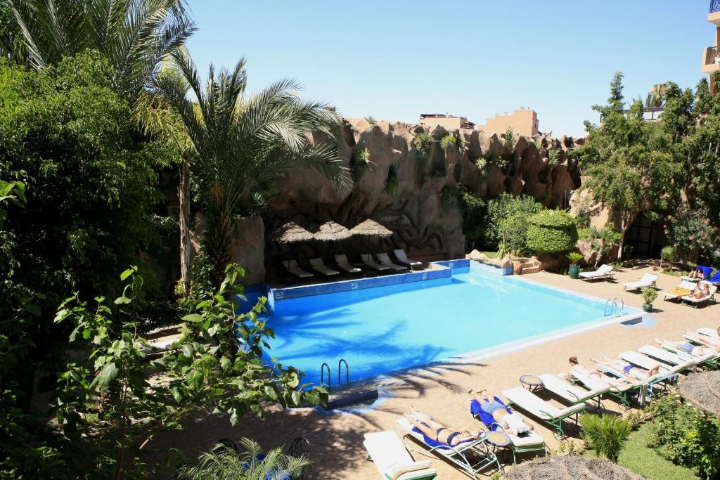 Bazén v ubytování Imperial Holiday Hôtel & spa nebo v jeho okolí
