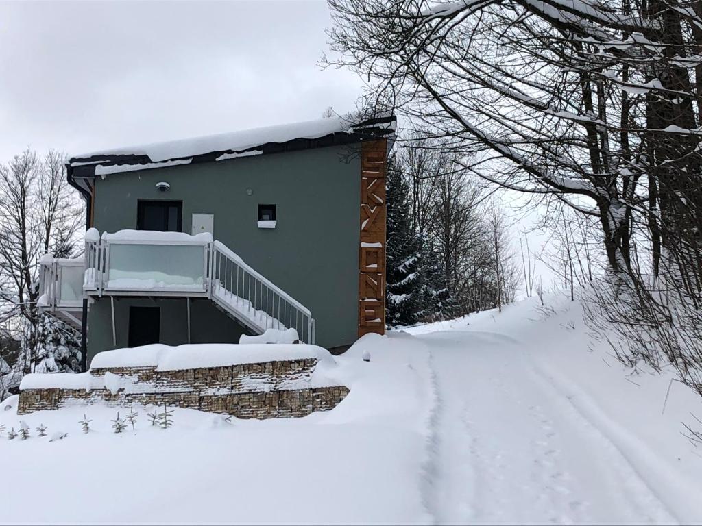 een huis in de sneeuw met een sneeuwbedekte oprit bij SKY one & two in Smržovka