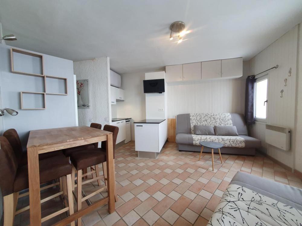 a living room with a couch and a table at Altissim Grantetras in Pas de la Casa