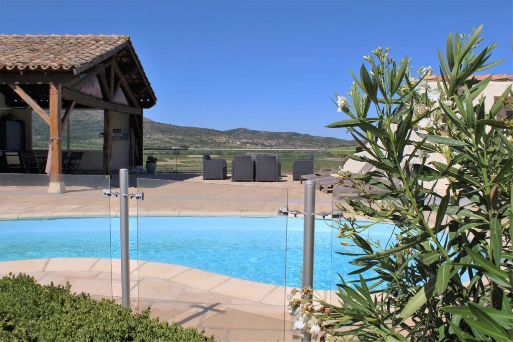 una piscina con cenador en Le Dô d'Anne en Villetritouls