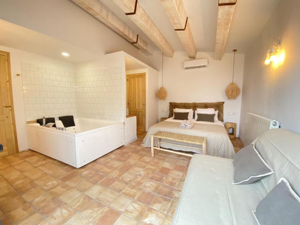 Postel nebo postele na pokoji v ubytování Mas de l'Aranyó - Eco Wellness Spa