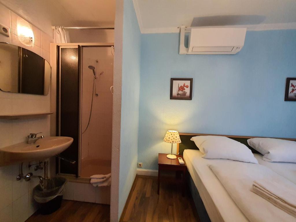Postel nebo postele na pokoji v ubytování Hotel Pension Graf