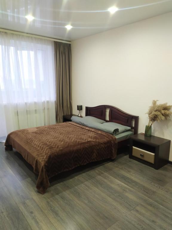 ein Schlafzimmer mit einem großen Bett und einem Fenster in der Unterkunft Apartment on Klochkovskaya 152a in Kharkov