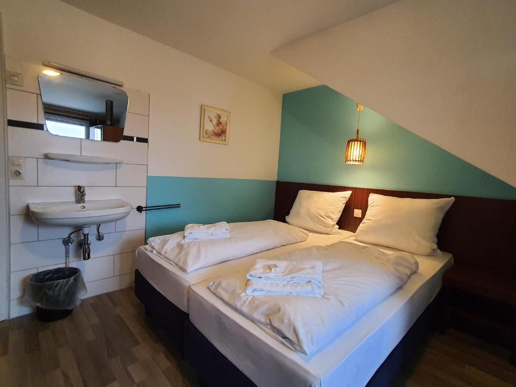 Postel nebo postele na pokoji v ubytování Hotel Pension Graf