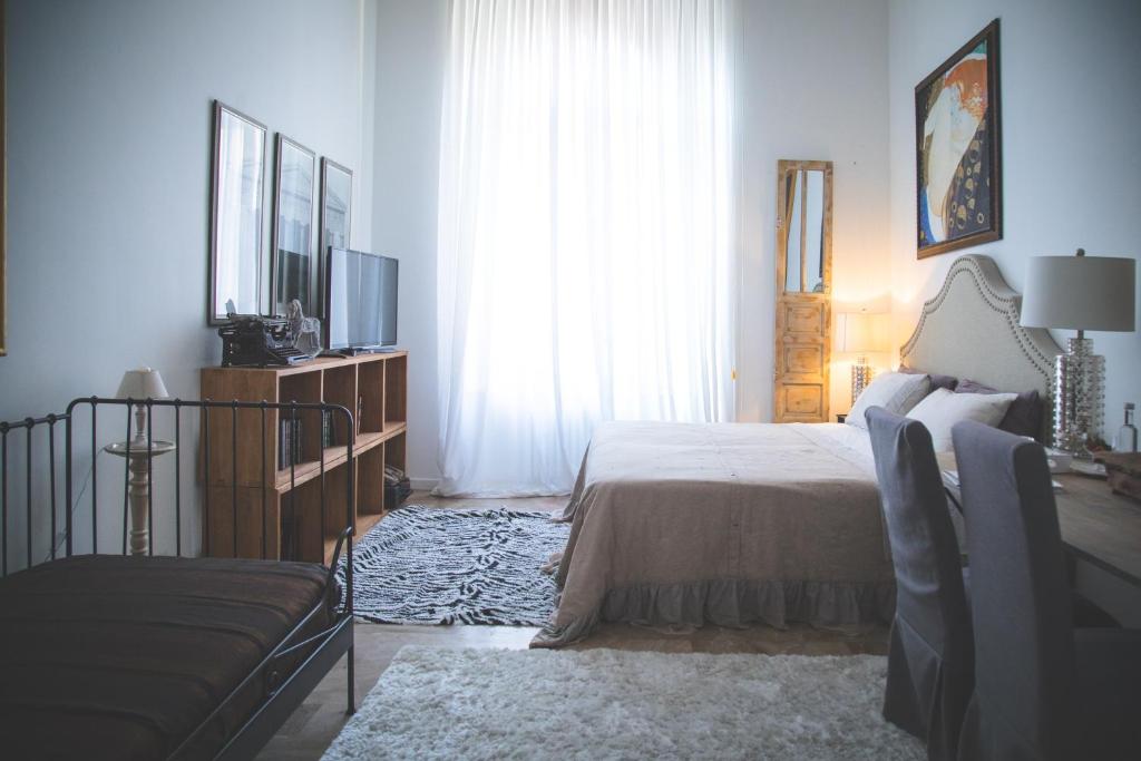 Postel nebo postele na pokoji v ubytování Arnaboldi Palace