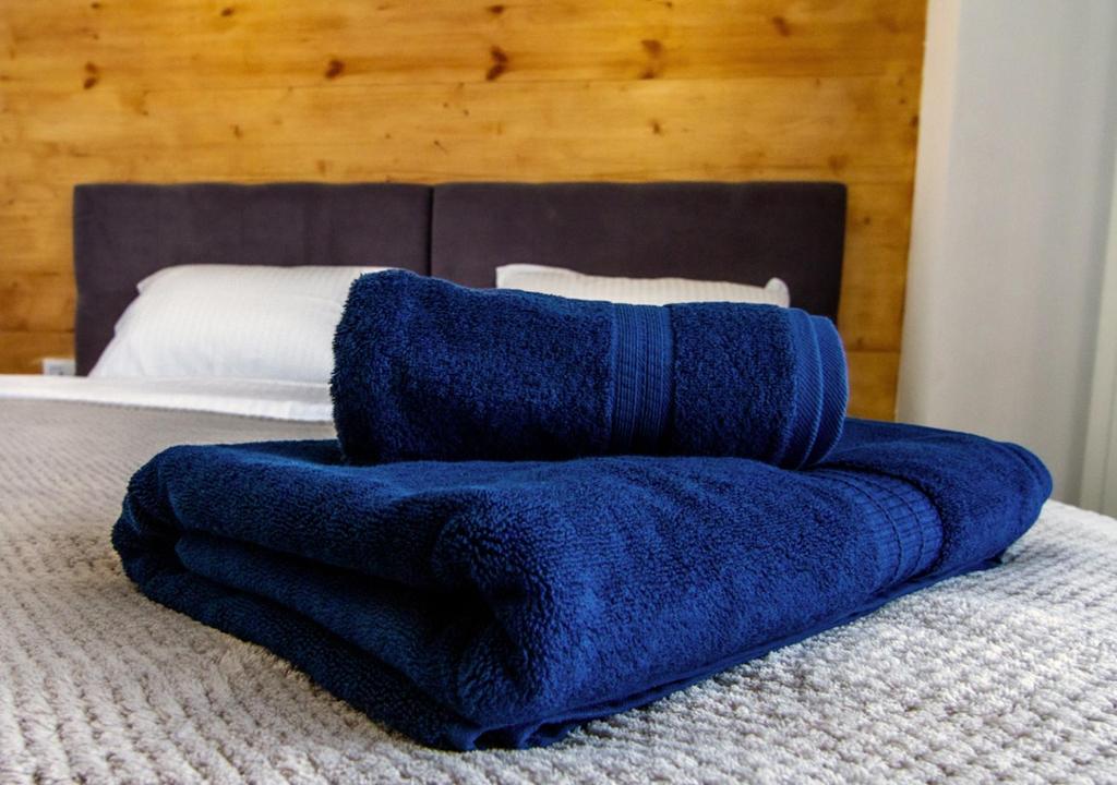 una manta azul sentada encima de una cama en 311 New Gudauri Luxury Apartment, en Gudauri