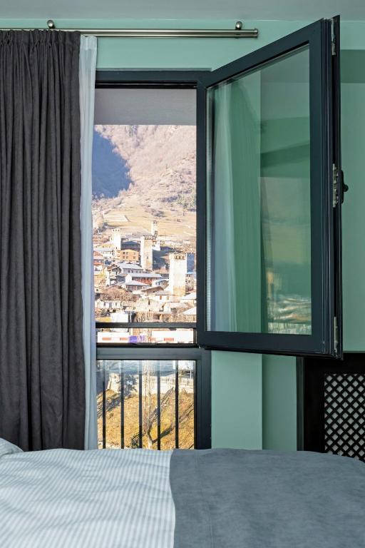 Nespecifikovaný výhled na hory nebo výhled na hory při pohledu z hotelu