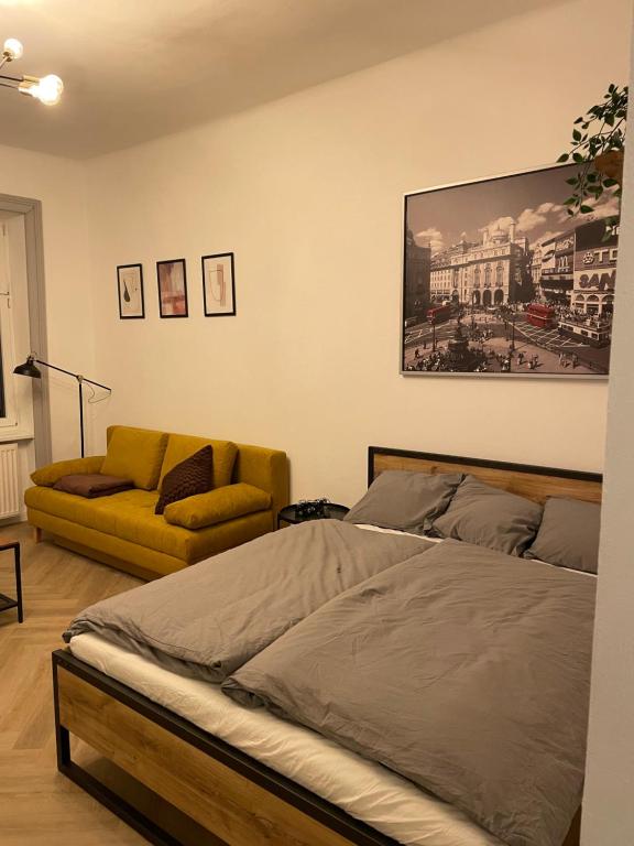 - une chambre avec un lit et un canapé dans l'établissement Trendy apartment near Schloss Schönbrunn, à Vienne