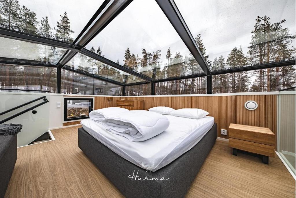 ein Schlafzimmer mit einem Bett in einem Zimmer mit Fenstern in der Unterkunft Levin Hurma in Levi