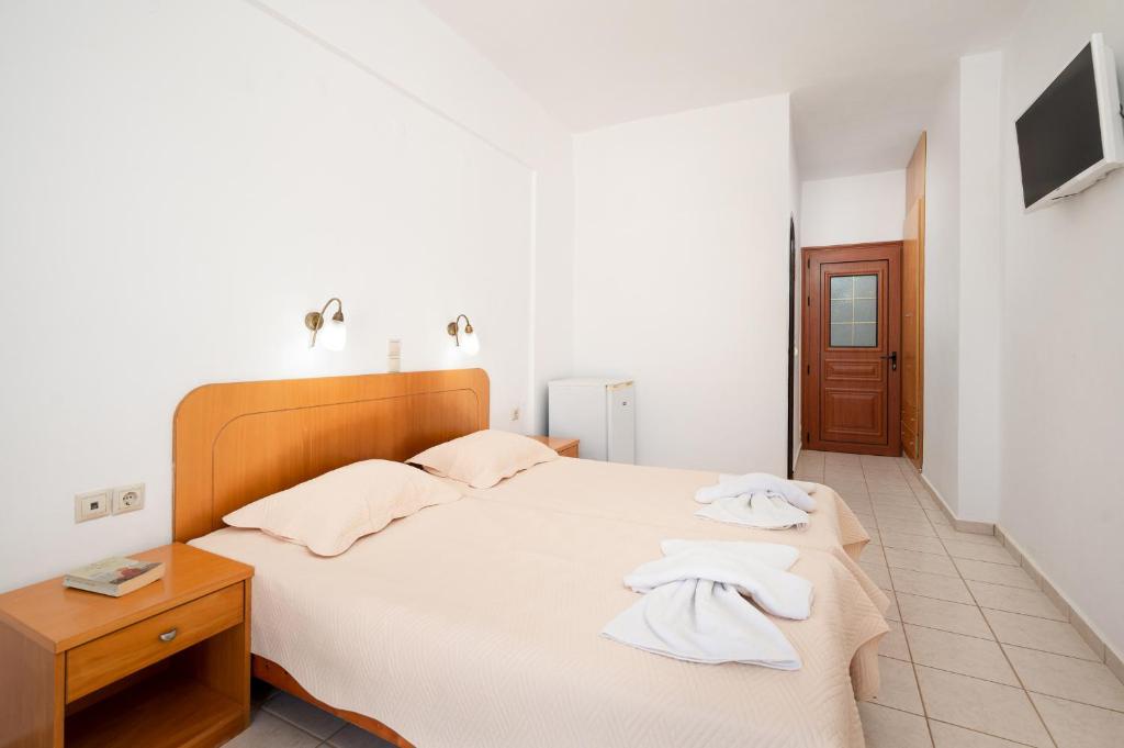 Postel nebo postele na pokoji v ubytování Adonis Hotel