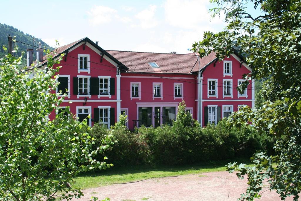 La Mirabelle في كورنيمونت: منزل احمر كبير وامامه اشجار