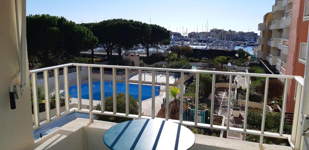 einen Balkon mit Poolblick in der Unterkunft Superbe appartement piscine centre port - belle vue - parking in Cap d'Agde