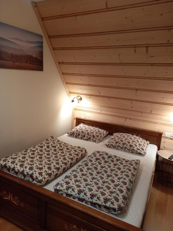 ザコパネにあるPod wyciągiemの木製天井のドミトリールームのベッド2台分です。