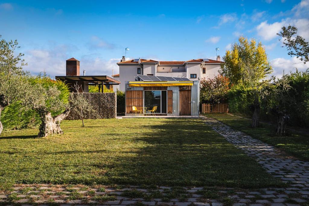 una casa con un ampio cortile con un edificio di Los Gancheros a Cuenca