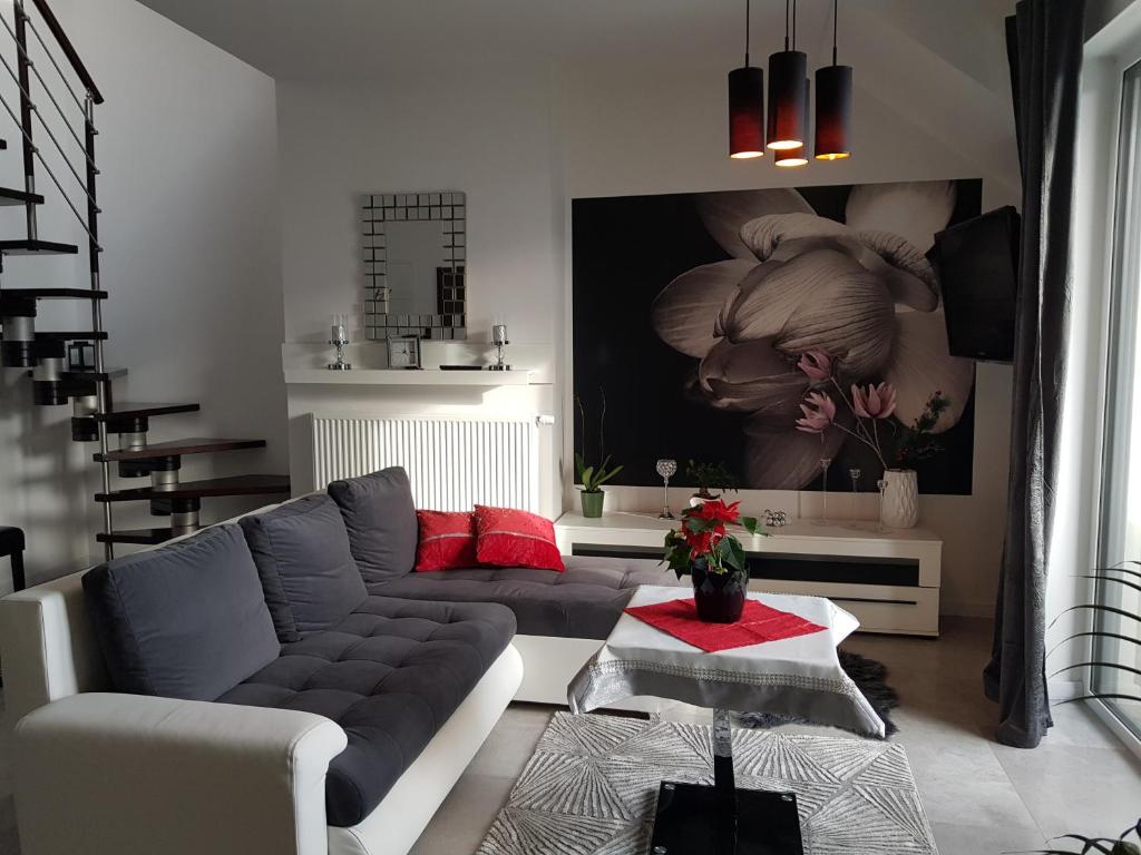uma sala de estar com um sofá e uma mesa em Apartament Kwiat Lotosu em Jelenia Góra