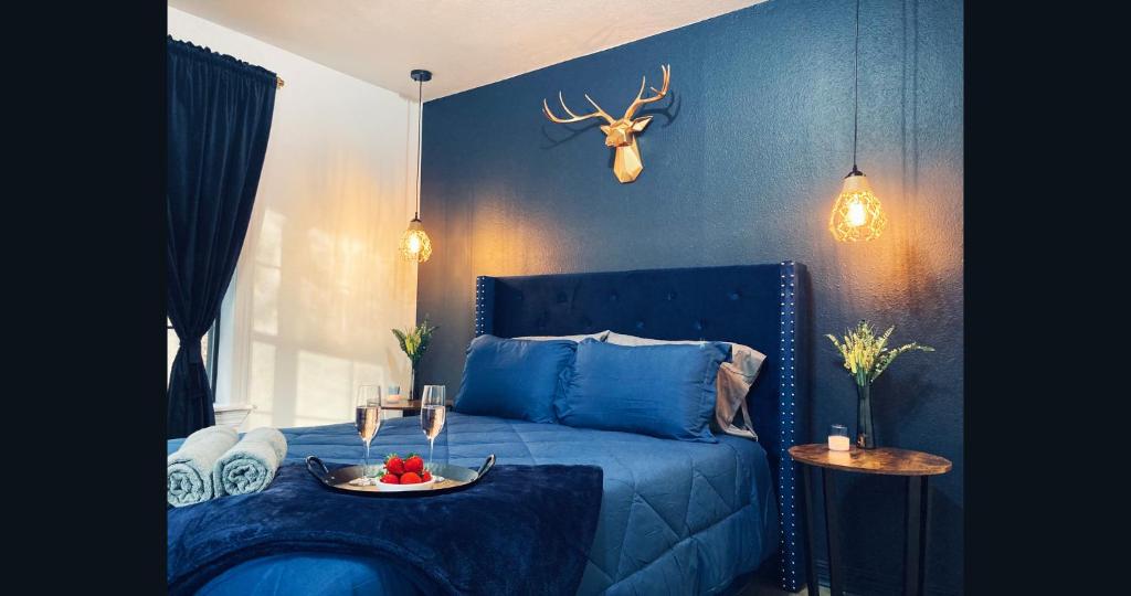 Ένα ή περισσότερα κρεβάτια σε δωμάτιο στο 3Bd Cabin Family Fun Arcade Games Fire Pit 5 Min From Lake Fishing Hunting