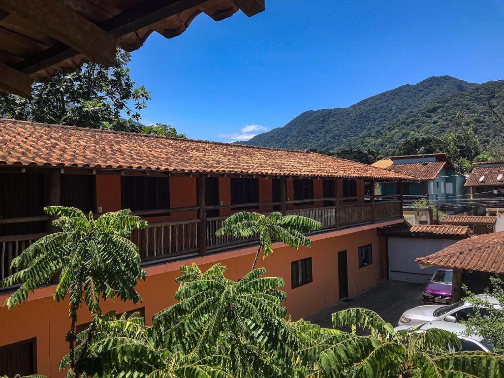 マレシアスにあるCHALÉS e SUITES PORTO SEGUROの山を背景にした建物