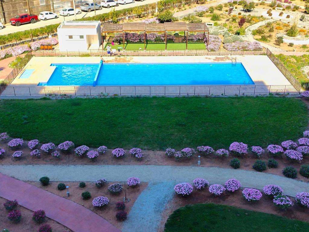 an overhead view of a swimming pool with purple flowers at Condominio Alto Hacienda in Coquimbo