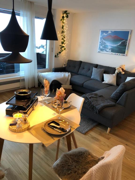 uma sala de estar com uma mesa e um sofá em Ferienwohnung nähe Flumserberg Ski Wandergebiet em Filzbach