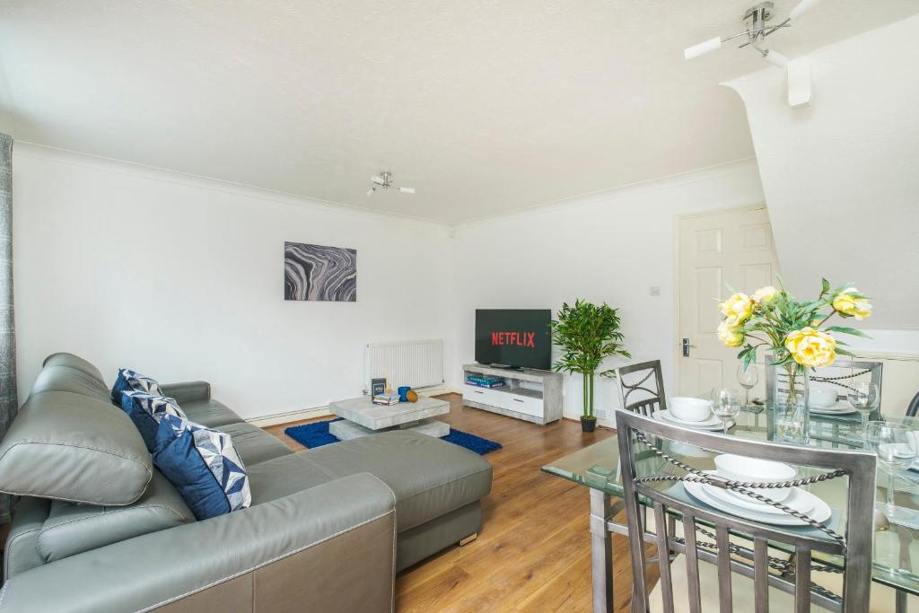 un salon avec un canapé et une table en verre dans l'établissement Beautiful 3 Bed House with Amazing Views in Dartford, Kent, à Kent