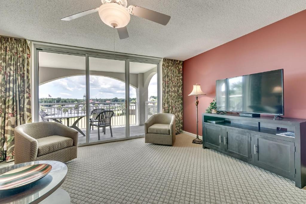 Yacht Club Villas 1 303 - Spacious modern waterway view unit with a driving range