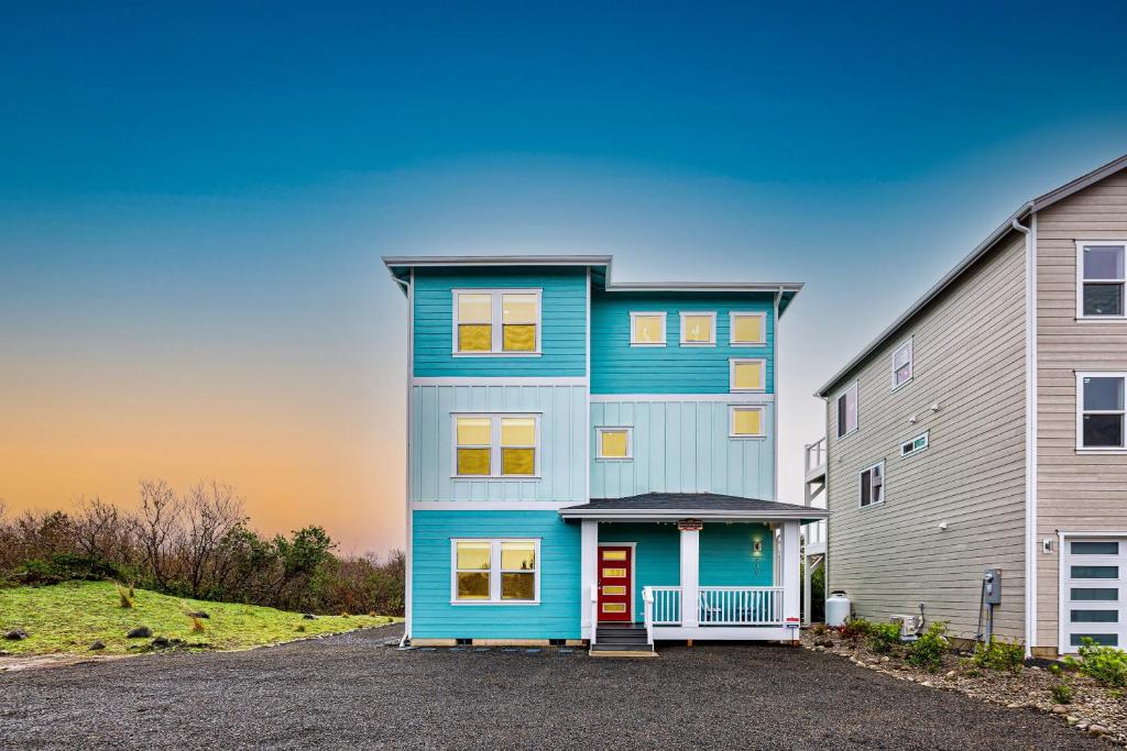 un condominio blu con garage di Cinema By The Sea a Ocean Shores