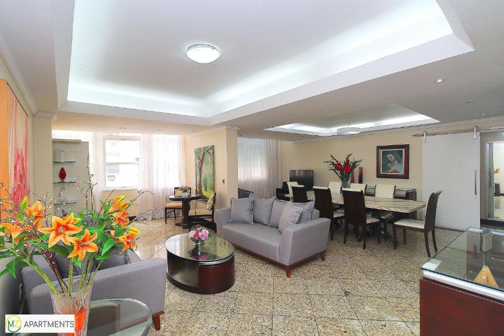 sala de estar con sofá y mesa en Apartamento espaçoso e luxuoso em Copacabana, en Río de Janeiro