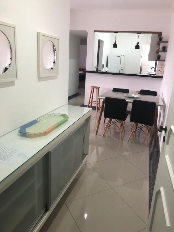 A cozinha ou cozinha compacta de Apartamento na Enseada com vista para o mar - 300 m da praia