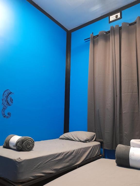 Postel nebo postele na pokoji v ubytování Ozi Inn Backpackers - Perth -Valid Passport Required