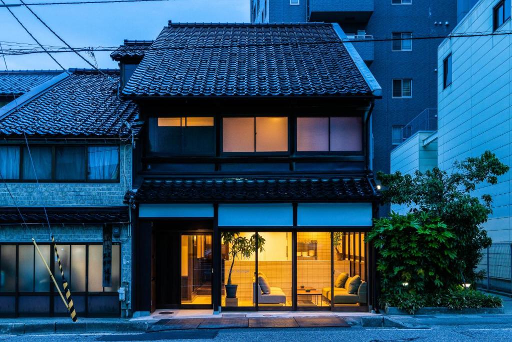 una casa en la ciudad con ventanas en Saik, en Kanazawa