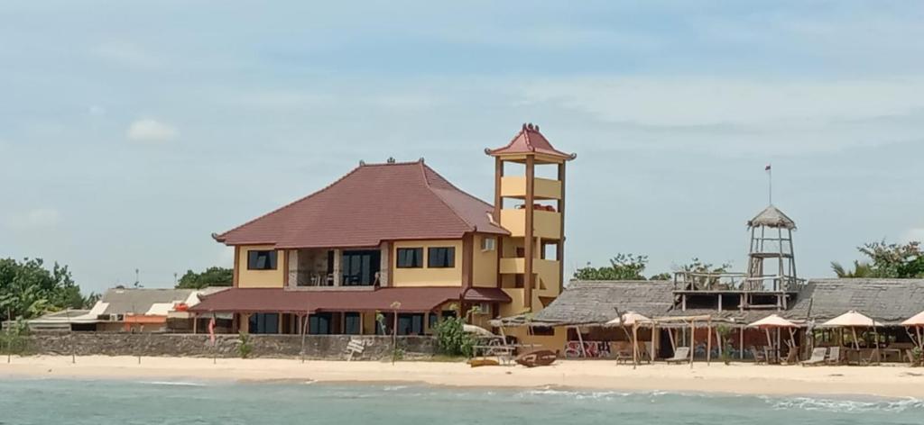 um grande edifício na praia com a água em Omah Laut Bondo Jepara em Margokerto