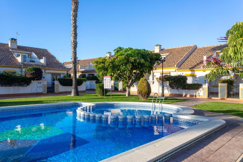 Bazén v ubytování Pool-side townhouse in Cabo Roig nebo v jeho okolí