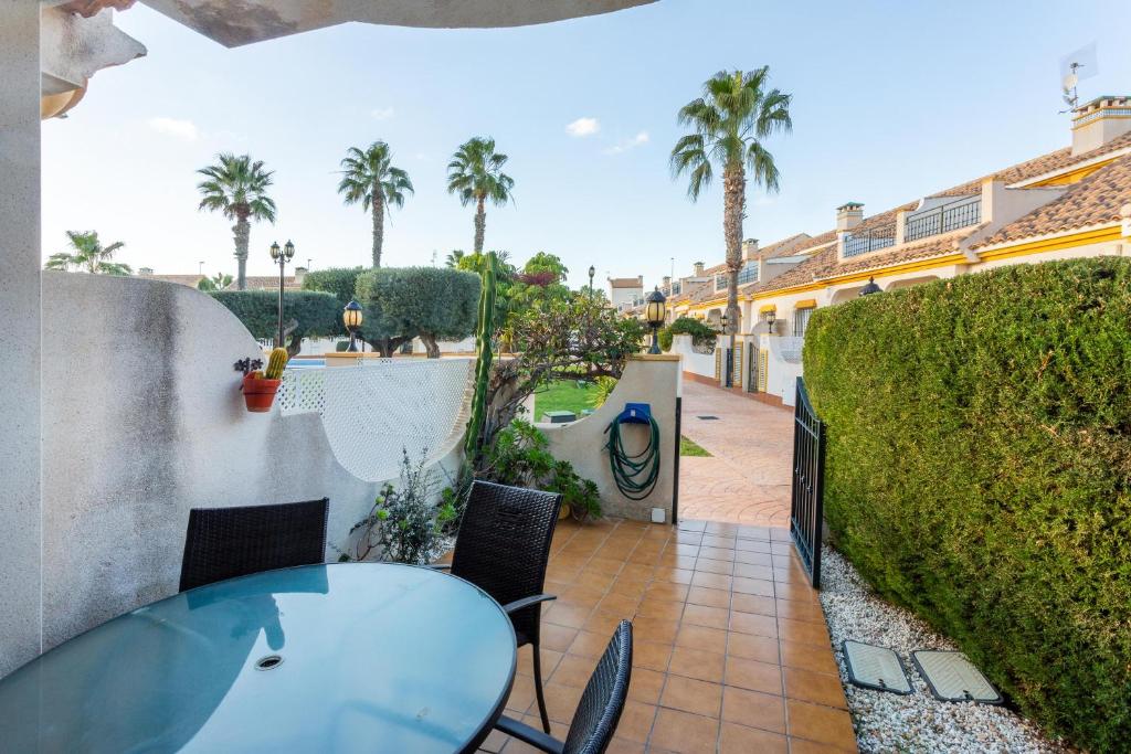 Zahrada ubytování Pool-side townhouse in Cabo Roig