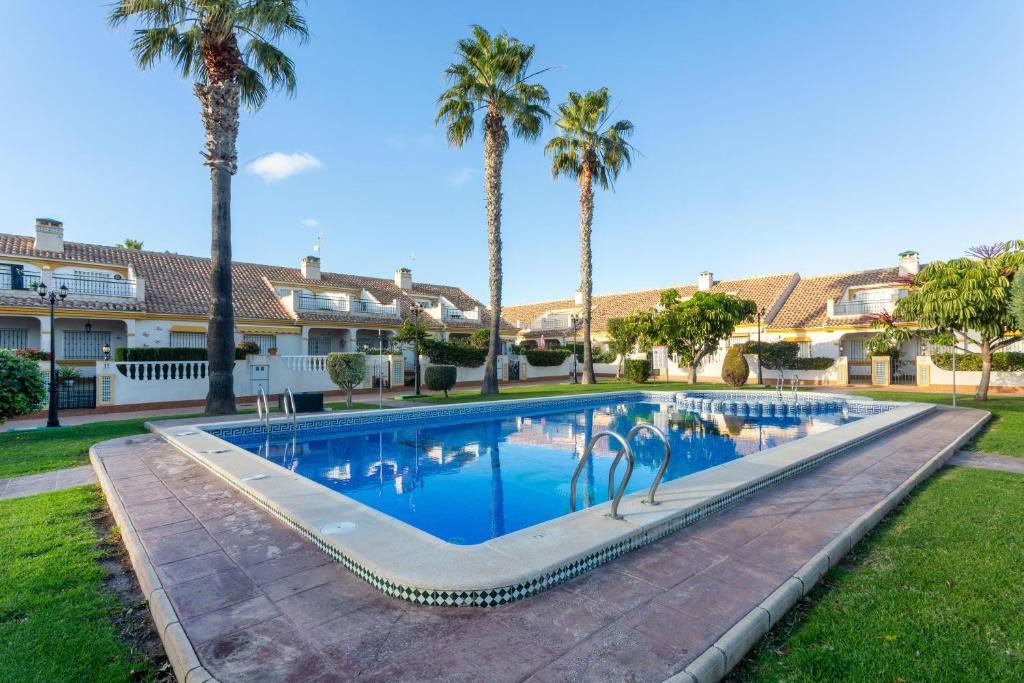 Bazén v ubytování Pool-side townhouse in Cabo Roig nebo v jeho okolí