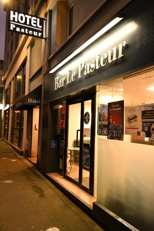 een winkel voor een bar-restaurant in een straat bij Le Pasteur in Brest