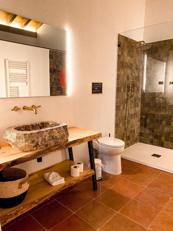 A bathroom at EL CUENTO DE LA ENCINA. Un espacio para sentir