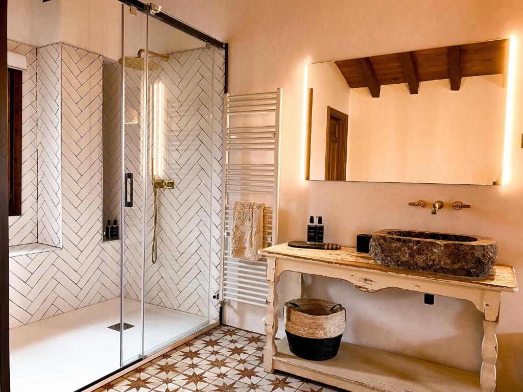 A bathroom at EL CUENTO DE LA ENCINA. Un espacio para sentir
