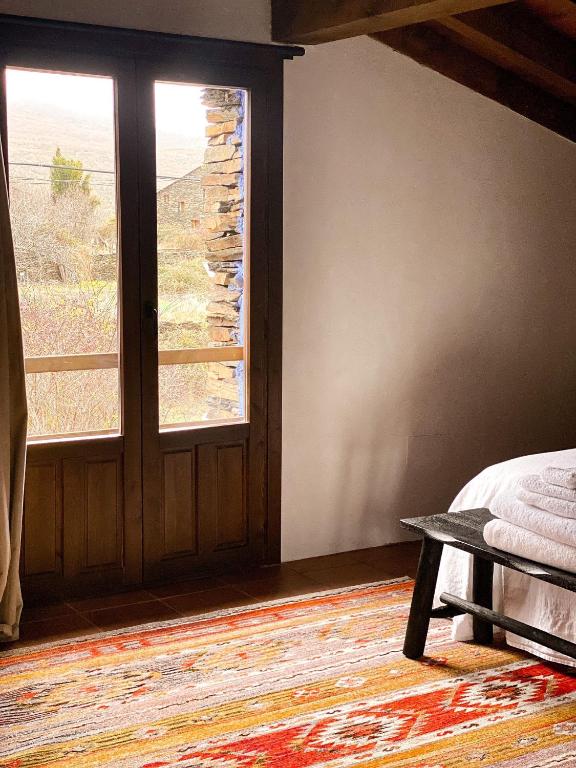 A bed or beds in a room at EL CUENTO DE LA ENCINA. Un espacio para sentir