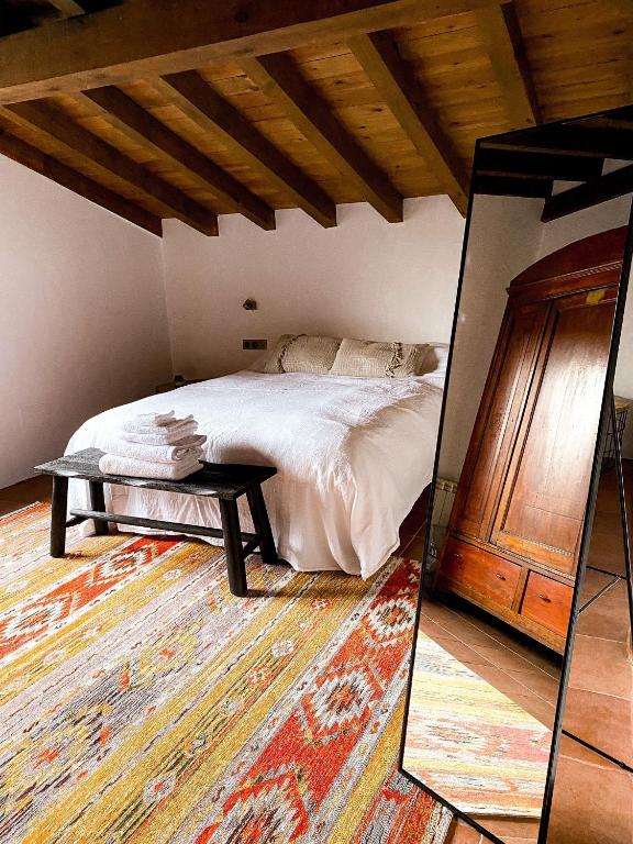 A bed or beds in a room at EL CUENTO DE LA ENCINA. Un espacio para sentir
