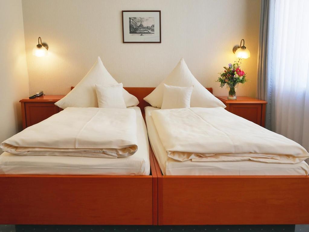 Postel nebo postele na pokoji v ubytování Hotel Martha Dresden