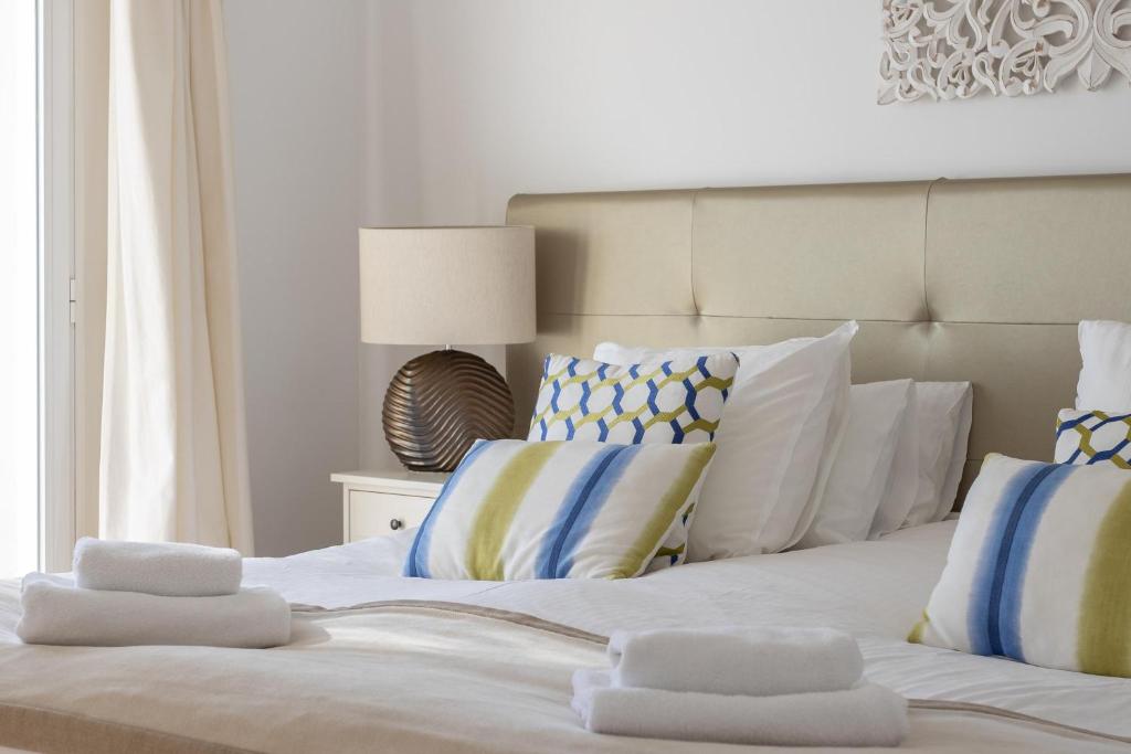 Posteľ alebo postele v izbe v ubytovaní Five Star Villa with Heavenly Views