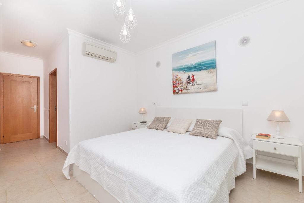 Postel nebo postele na pokoji v ubytování Santa Maria Apartment at Porto de Mos beach