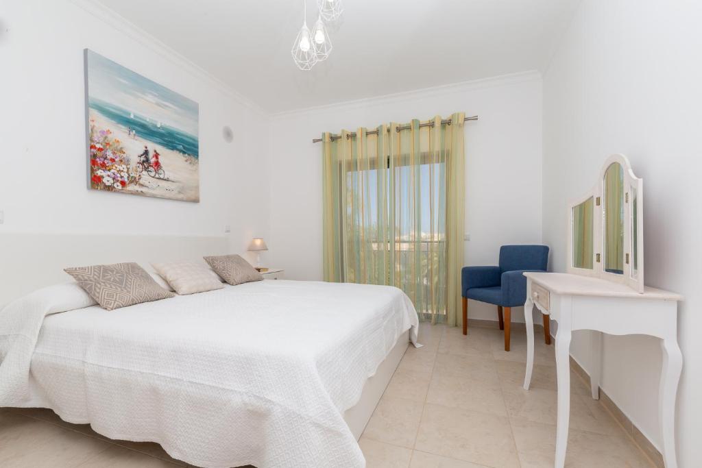 Postel nebo postele na pokoji v ubytování Santa Maria Apartment at Porto de Mos beach
