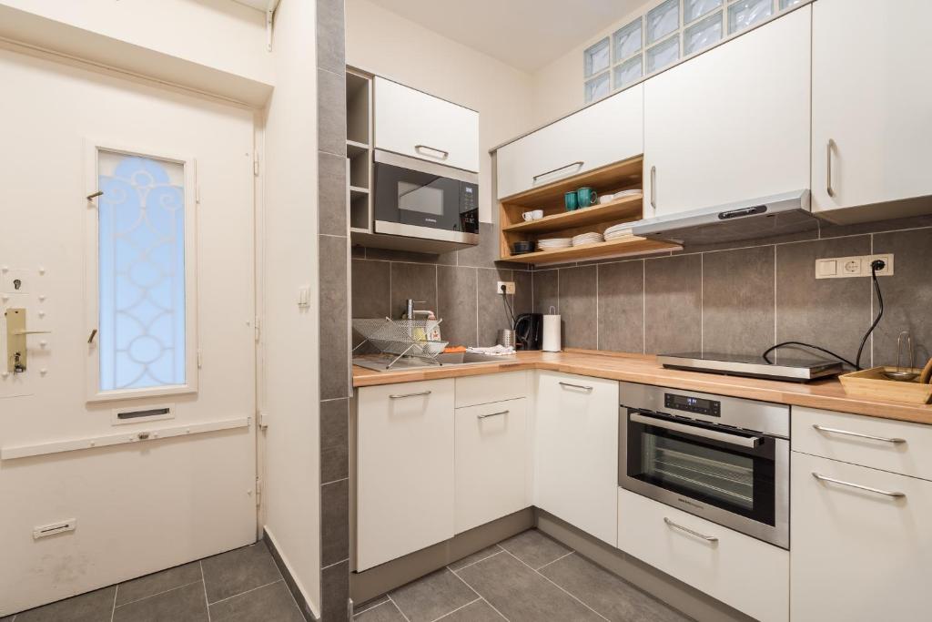 A kitchen or kitchenette at BpR Blue Paradise Apartment with A/C