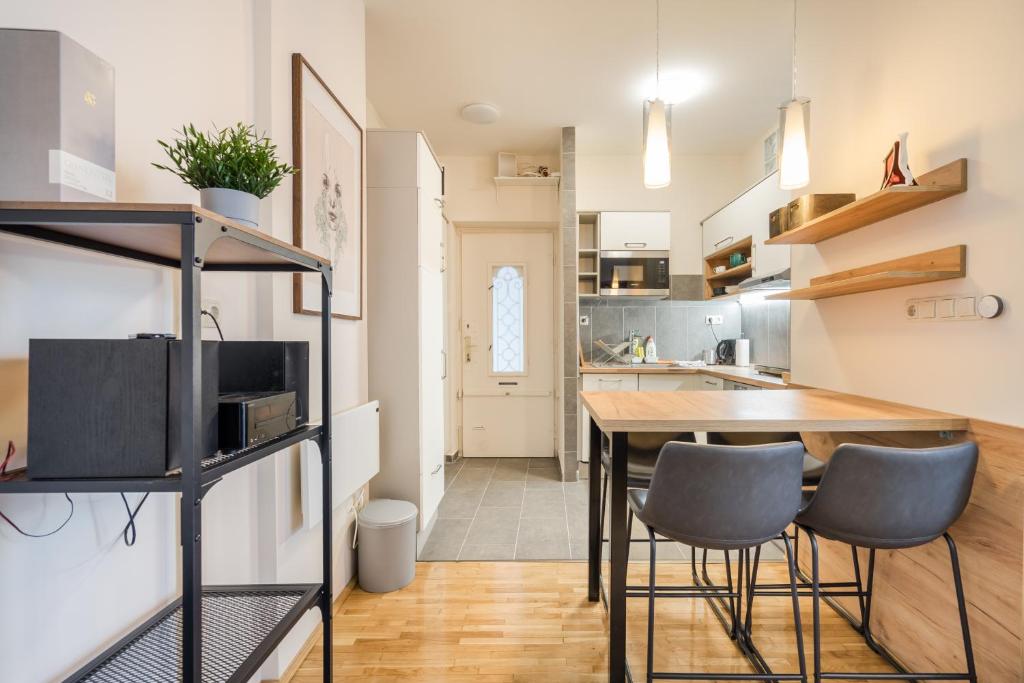 A kitchen or kitchenette at BpR Blue Paradise Apartment with A/C