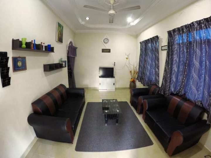 salon z kanapami i stolikiem kawowym w obiekcie Homestay Tok Abah Kuala Besut w mieście Kuala Besut