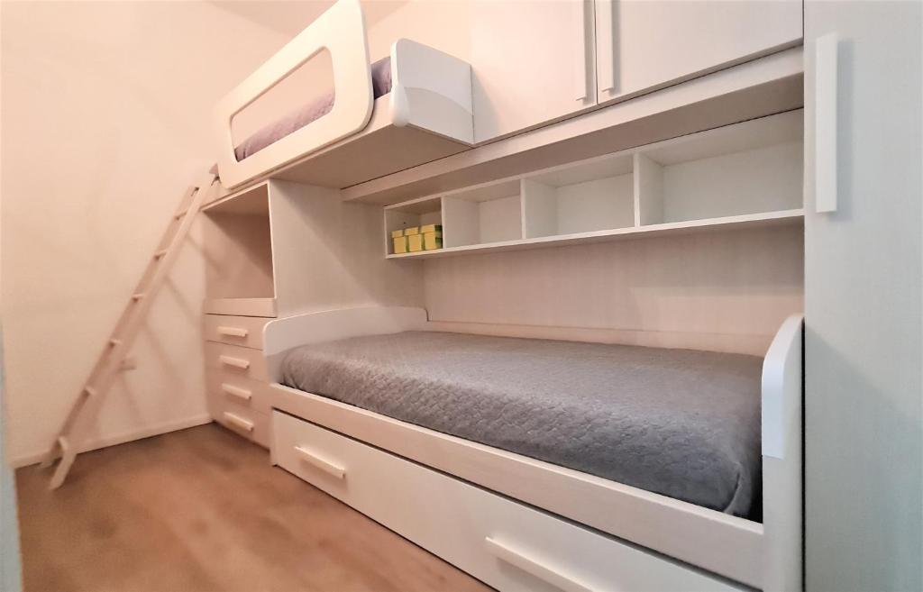 małą sypialnię z łóżkiem i półkami w obiekcie TERRAZZA sui MONTI w Andole