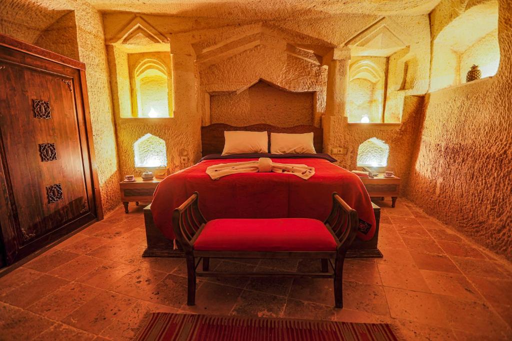Postel nebo postele na pokoji v ubytování Sinasos Palace Cave Hotel