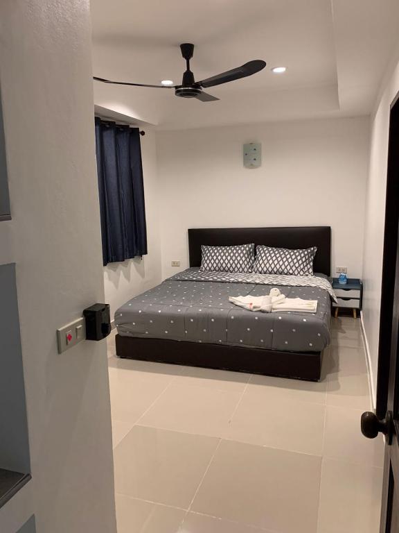 Postel nebo postele na pokoji v ubytování Beverly Hills Villa Patong