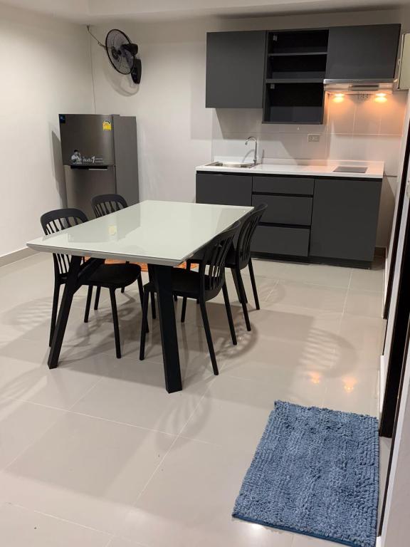 Kuchyň nebo kuchyňský kout v ubytování Beverly Hills Villa Patong